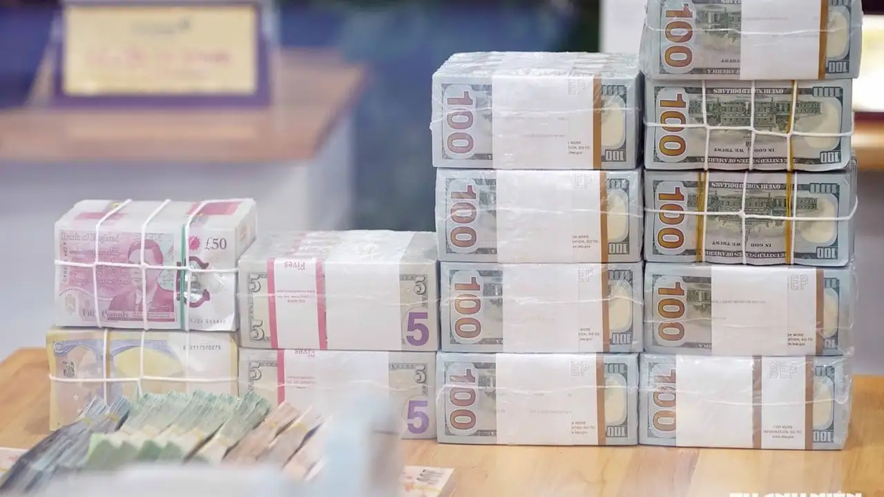 ارتفاع سعر صرف الدولار بالتوازي مع اليورو والجنيه الإسترليني اليوم